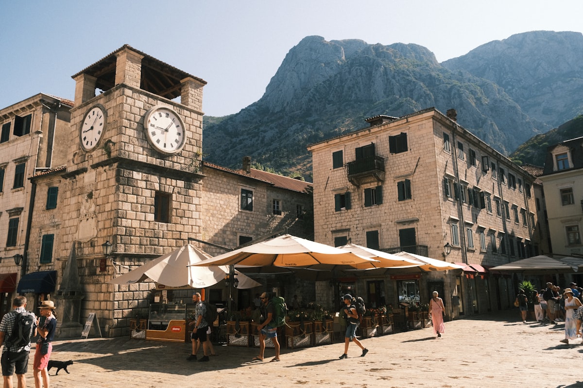 Vieille ville de Kotor au Monténégro avec sa tour de l'horloge et ses montagnes