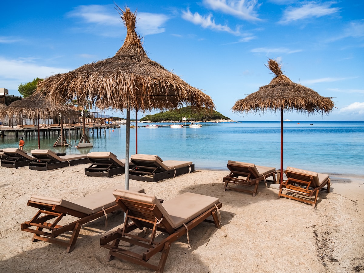 Strand und klares Wasser bei Ksamil, Albanien