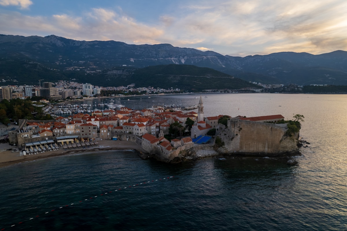 Altstadt-Zitadelle und Strand von Budva, Montenegro