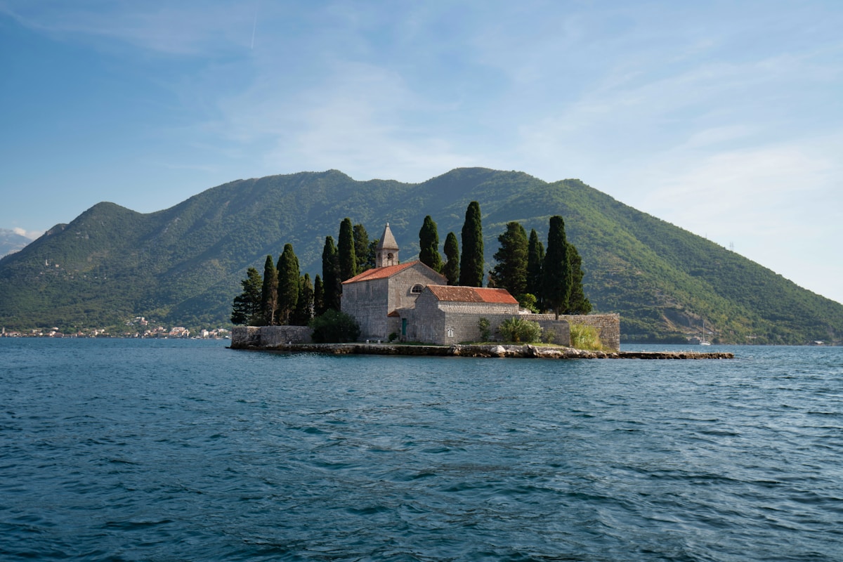 Luftaufnahme der Altstadt von Kotor in der Bucht von Kotor, Montenegro