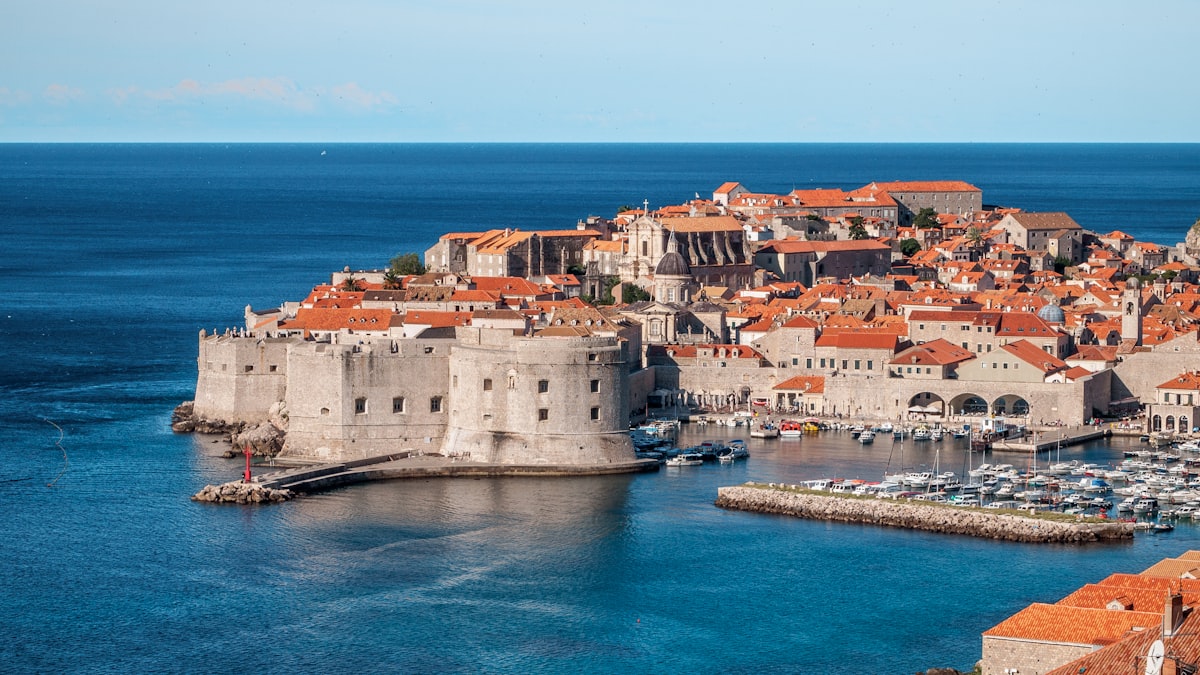 Vue aérienne des remparts et toits orangés de Dubrovnik, Croatie