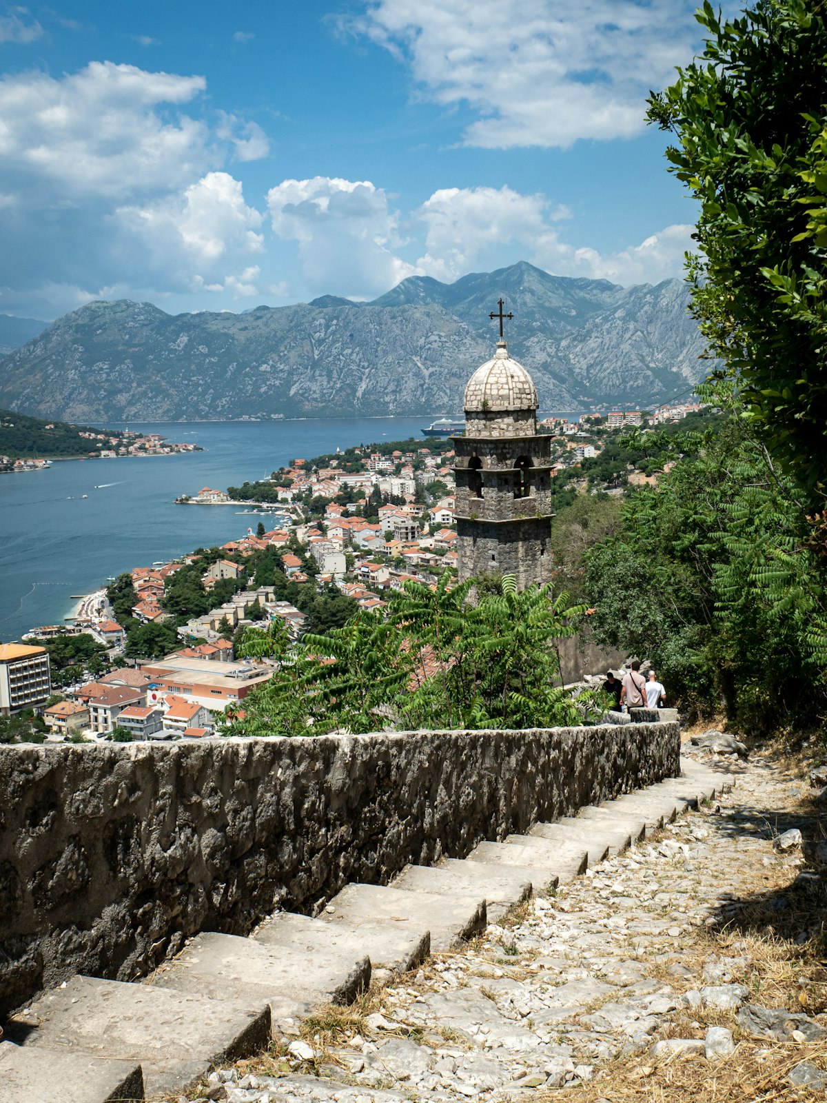 Vue aérienne sur la vieille ville de Kotor et sa baie, Monténégro