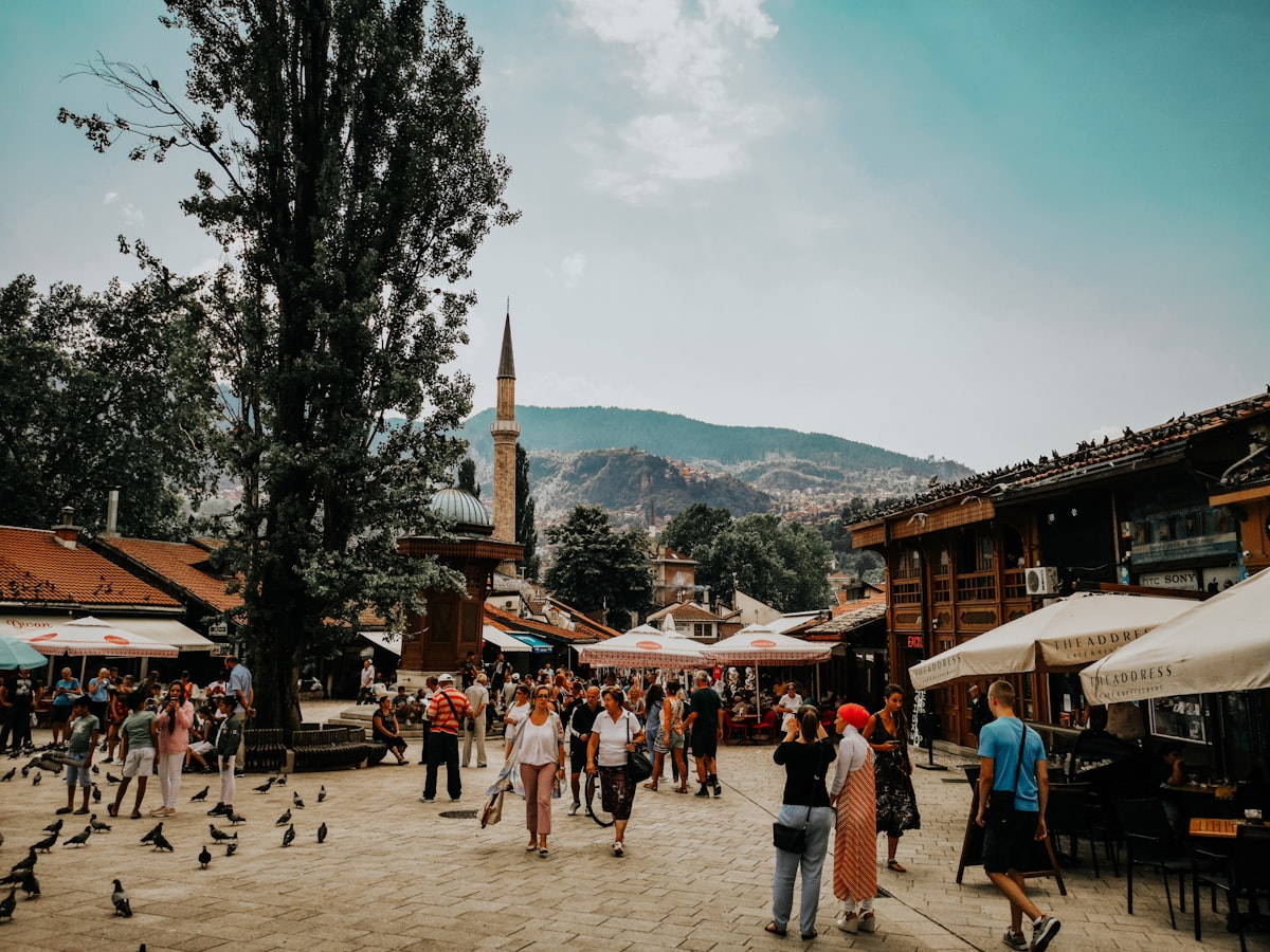 Vue sur les minarets et toits de Sarajevo depuis les hauteurs, Bosnie-Herzégovine
