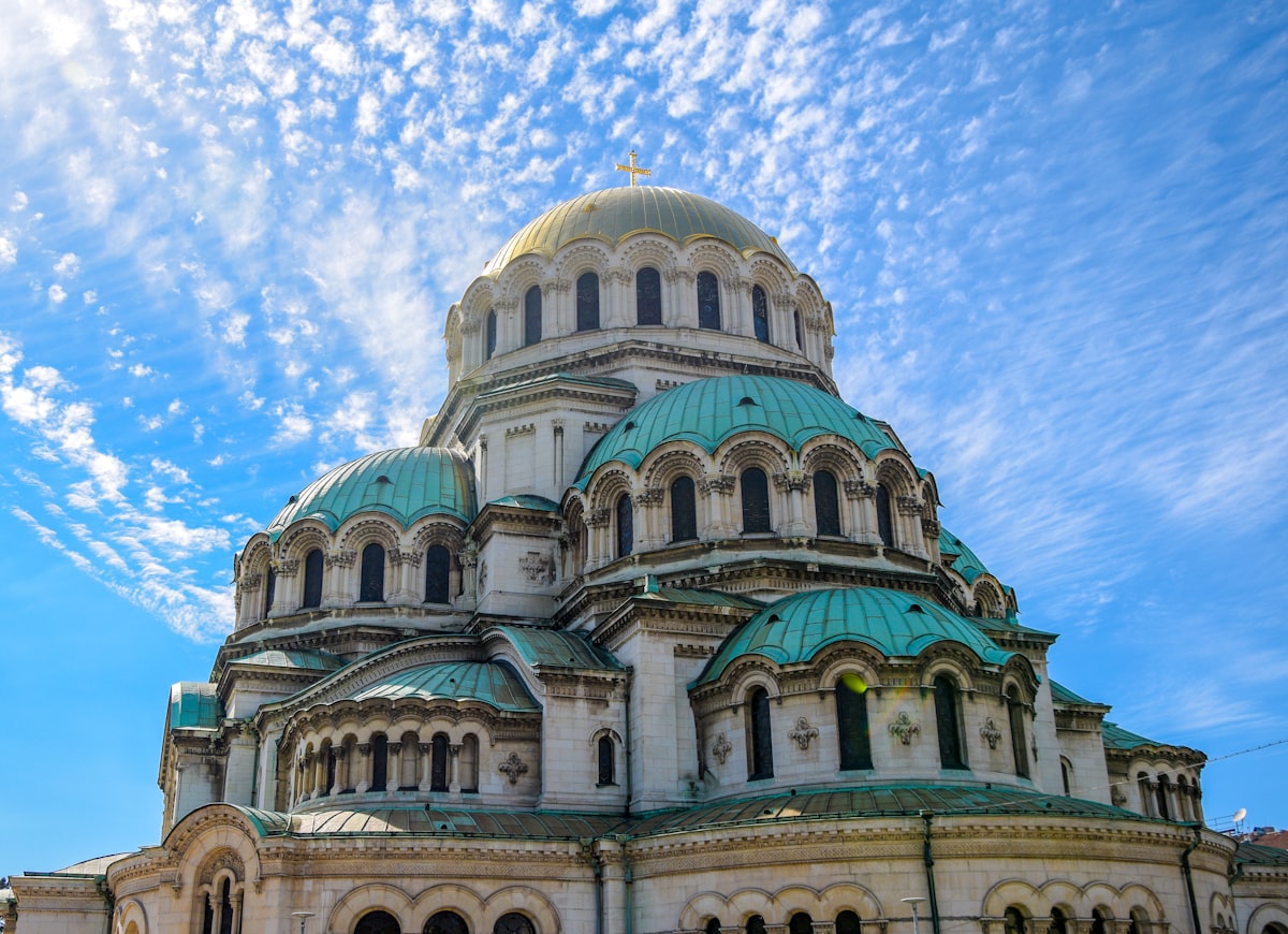 Cathédrale Alexandre-Nevski sous un ciel bleu à Sofia, Bulgarie