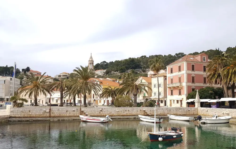 Bateaux et palmiers sur le front de mer de Hvar, Croatie