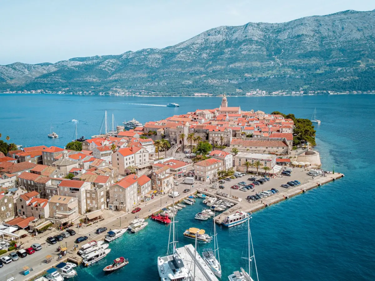 Vue aérienne de la vieille ville de Korčula sur sa péninsule avec la marina, Croatie