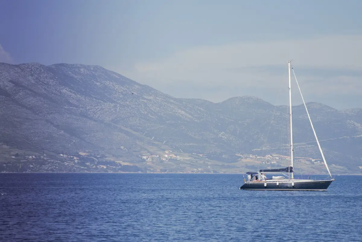 Voilier sous les montagnes près de Korčula, Croatie