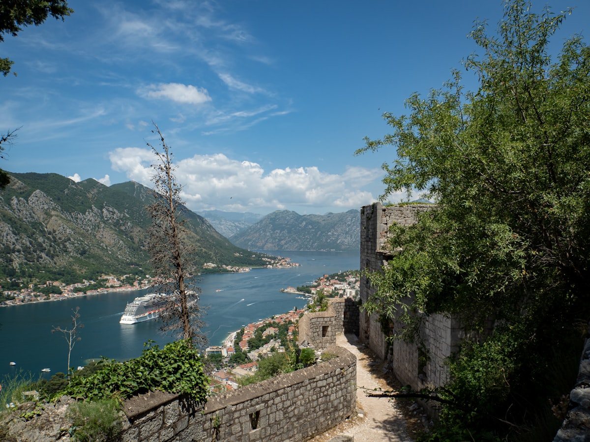 Remparts de la forteresse de Kotor surplombant la baie, Monténégro