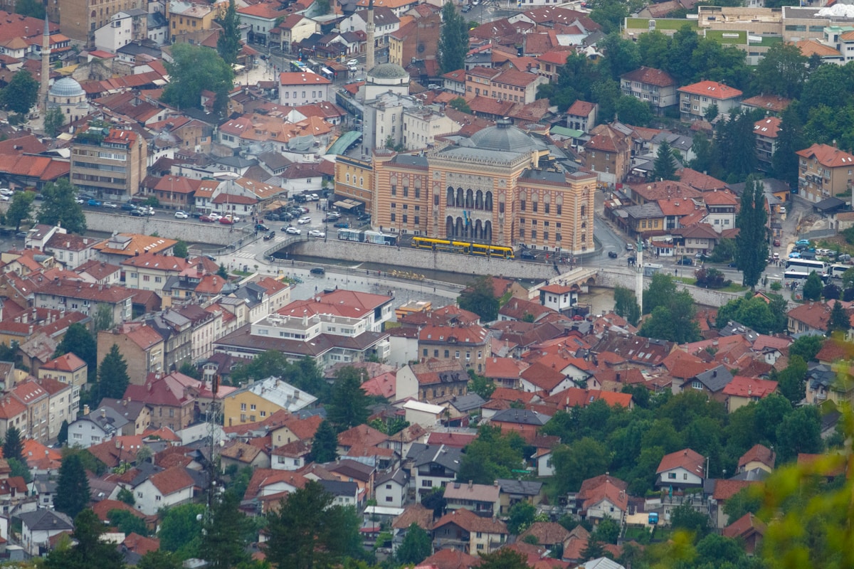 Luftaufnahme von Sarajevo mit roten Dächern am Hang, Bosnien und Herzegowina