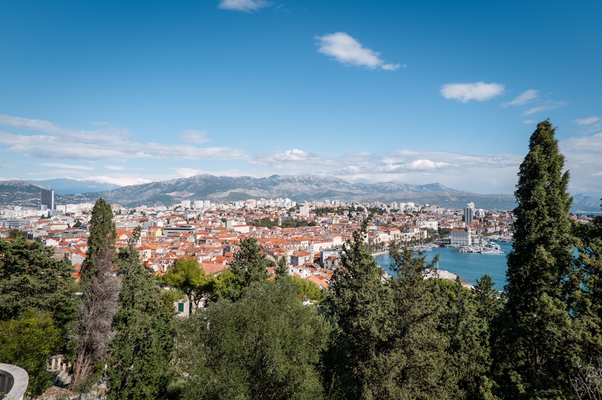 Hafen von Split und Stadtbild mit Bergen dahinter, Kroatien